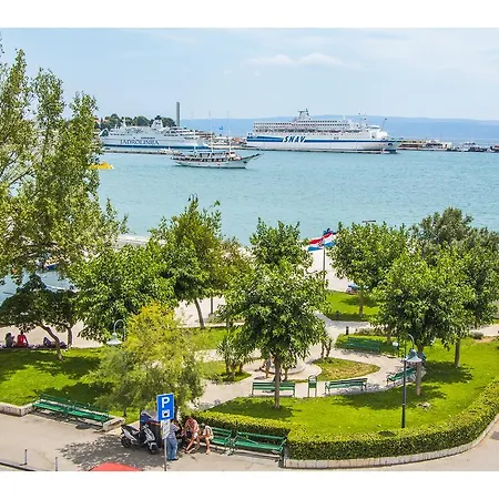 Sunny Promenade * 스플리트