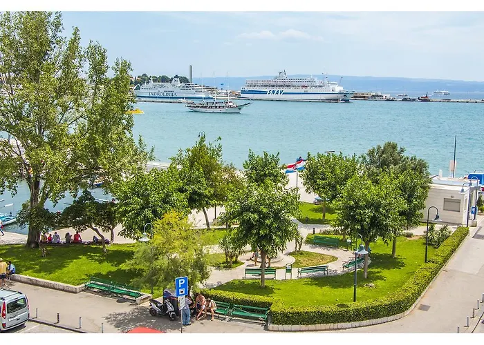 Sunny Promenade * 스플리트